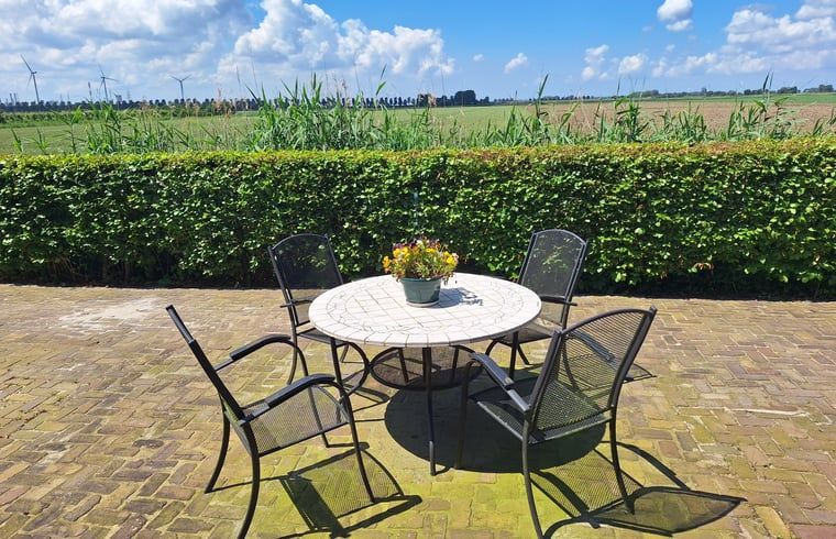 Zitgedeelte op terras van Vakantiehuisje in Ossendrecht, West Brabant.