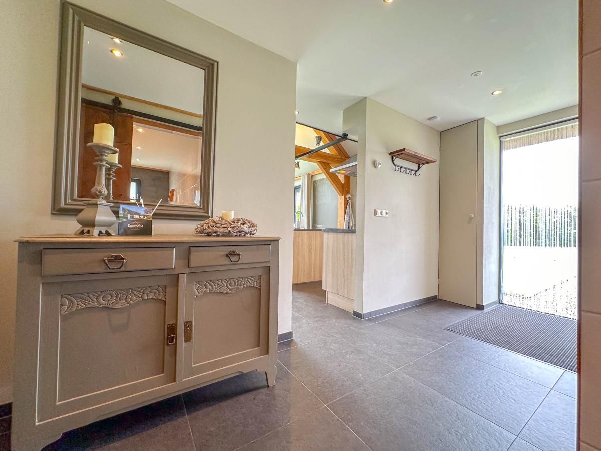 Entrance hall with stylish decor in Villa Bianco, Alphen, West Brabant.