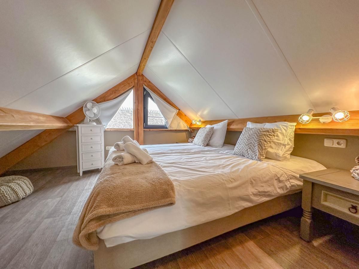 Romantic attic room in Villa Bianco vacation home, Alphen.