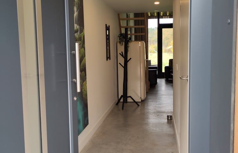 Moderne Kueche in Cottage in Rucphen, Ferienhaus in Westbrabant, Nordbrabant, mit stilvoller Einrichtung und geraeumiger Essecke.