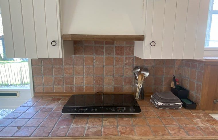 Herd und Kuechenzubehoer in Cottage in Hoogerheide, Ferienhaus in Hoogerheide, mit rustikalem Ambiente.