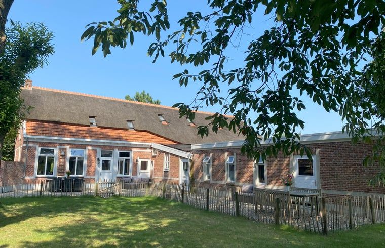Aussenansicht des Ferienhauses in Hoogerheide, einem Ferienhaus in Westbrabant mit einem grossen Garten und traditioneller Architektur.