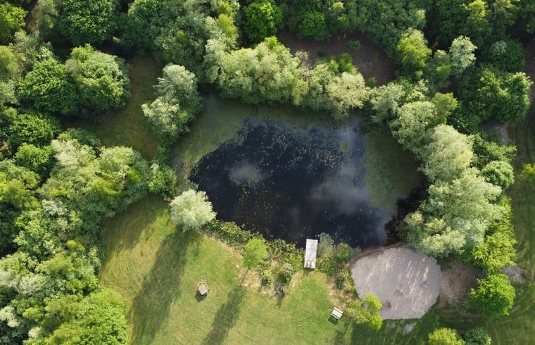 Luftaufnahme der natuerlichen Umgebung um das Ferienhaus in Hoogerheide, einem Ferienhaus in Westbrabant mit einem ruhigen Teich.