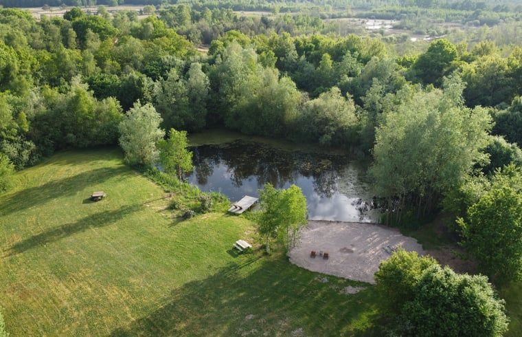 Gruene Umgebung von Cottage in Hoogerheide, Ferienhaus in Nordbrabant mit einem Teich und ueppigen Waeldern.