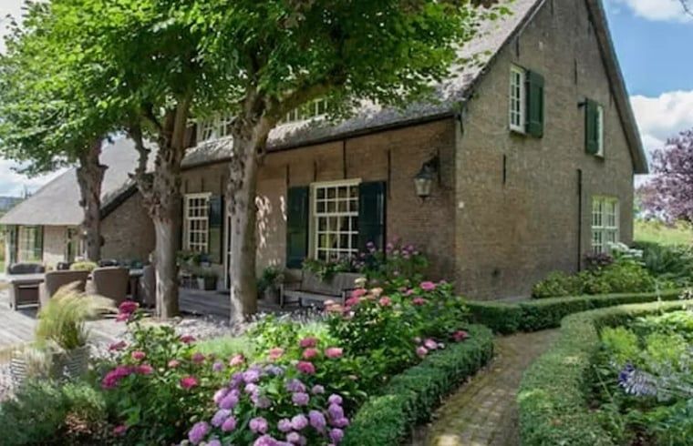 Charmant vakantiehuis in Roosendaal met prachtige tuin in West Brabant, Noord Brabant.