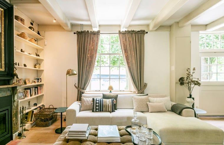 Stijlvolle woonkamer in vakantiehuis in Roosendaal, West Brabant, Noord Brabant.