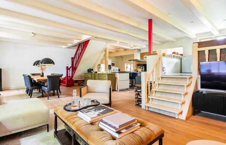 Ruime open keuken en eetkamer in vakantiehuis in Roosendaal, West Brabant.