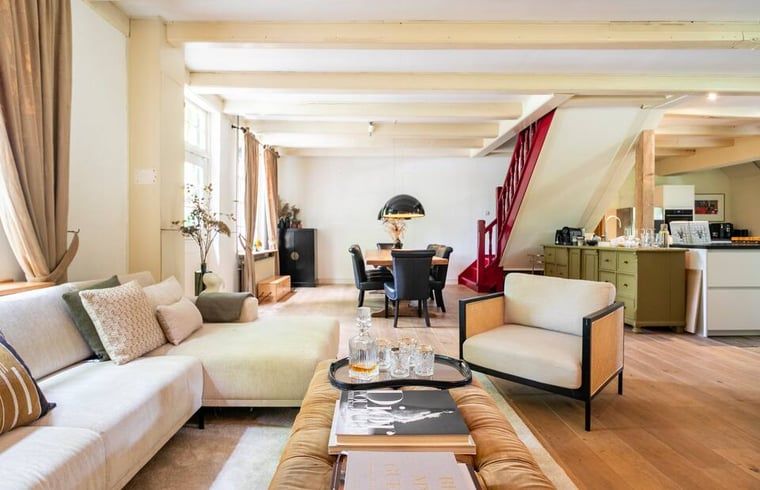 Lichte woonkamer met moderne inrichting in vakantiehuis in Roosendaal, West Brabant.