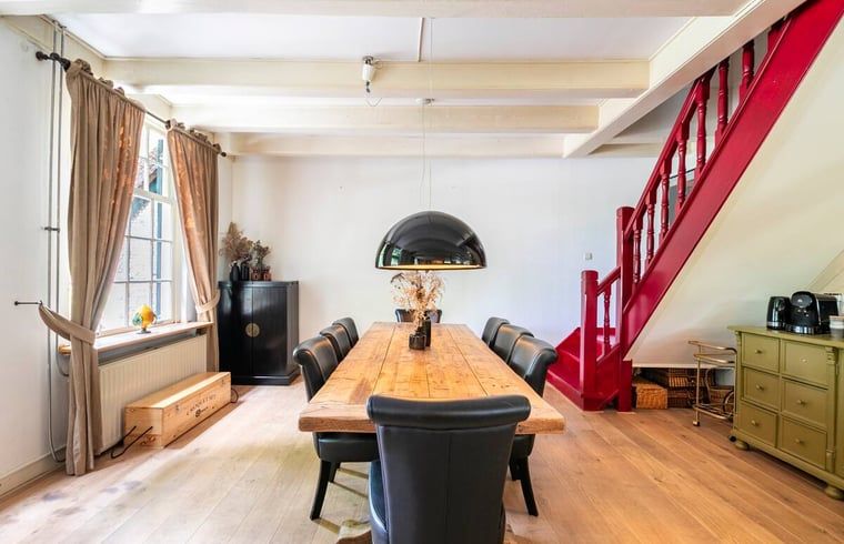 Houten trap naar bovenverdieping in vakantiehuis in Roosendaal, West Brabant.