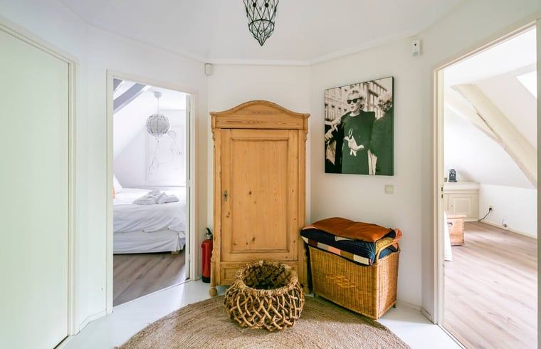 Sfeervolle slaapkamer met kunstwerken in vakantiehuis in Roosendaal, West Brabant.