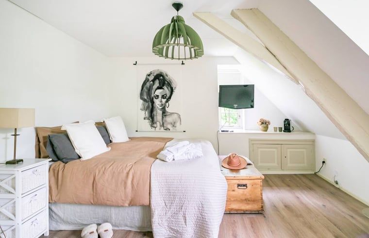 Zithoek in slaapkamer met veel licht in vakantiehuis in Roosendaal, West Brabant.