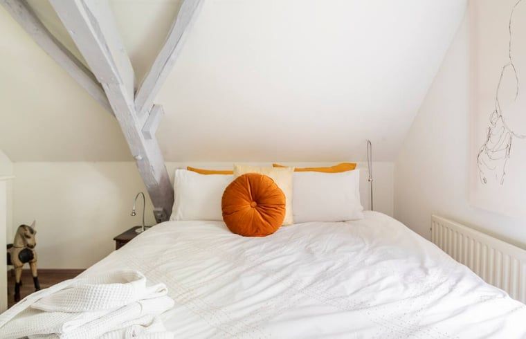 Slaapkamer met knusse nis in vakantiehuis in Roosendaal, Noord Brabant.