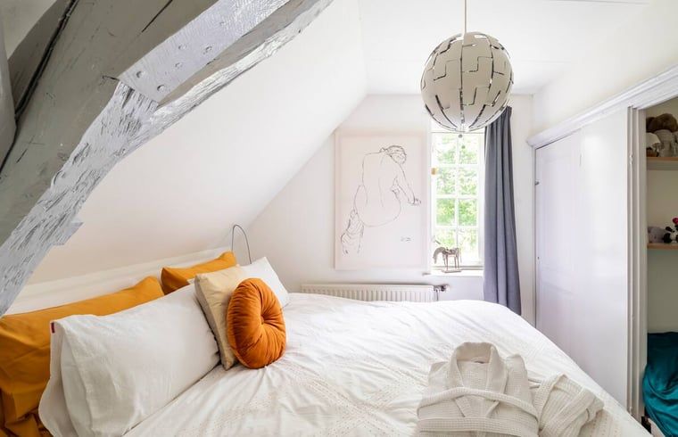 Slaapkamer met ingebouwde kast in vakantiehuis in Roosendaal, West Brabant.