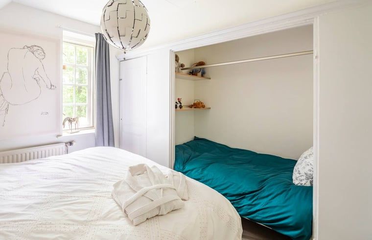 Knusse kinderkamer met speelgoed in vakantiehuis in Roosendaal, Noord Brabant.