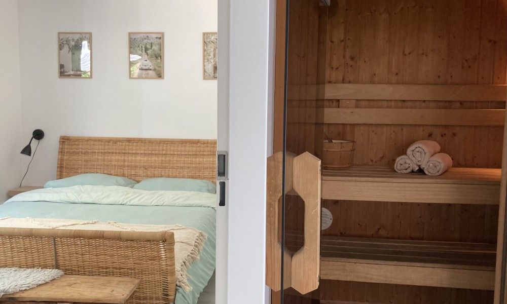 Ontspan in de luxe slaapkamer met sauna van Villa Wellness Retreat, een vakantiehuis in Halderberge, West Brabant, Noord Brabant.