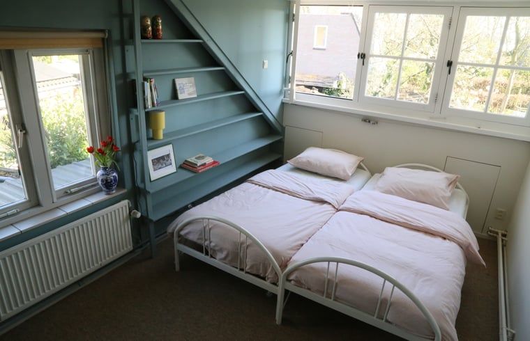 Attraktives Schlafzimmer im Ferienhaus in Oosterhout, Nordbrabant, mit viel Tageslicht und bequemen Betten.