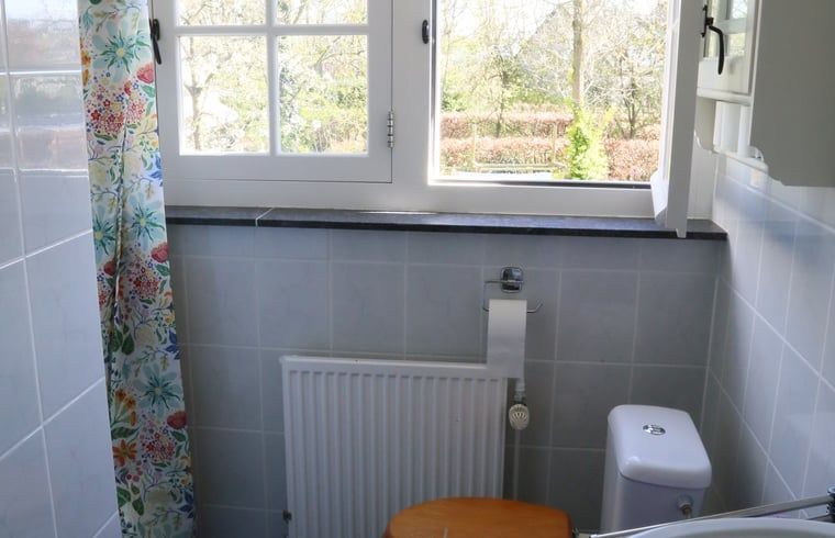 Modernes Badezimmer in einem Ferienhaus in Oosterhout, West-Brabant, mit Blick auf die gruene Umgebung.