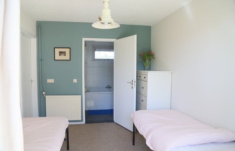 Gemuetliches Schlafzimmer mit frischer Einrichtung im Ferienhaus in Oosterhout, Westbrabant.