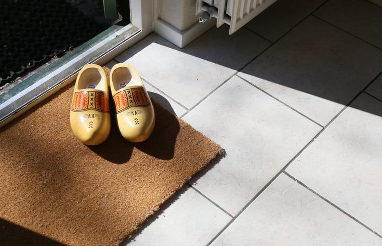 Die traditionellen Holzschuhe am Eingang des Ferienhauses in Oosterhout, Westbrabant, sorgen fuer eine gemuetliche Atmosphaere.