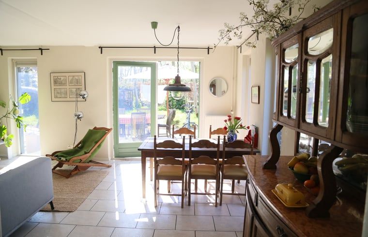 Esszimmer im Ferienhaus in Oosterhout, Nordbrabant, mit Gartenblick und viel Licht.