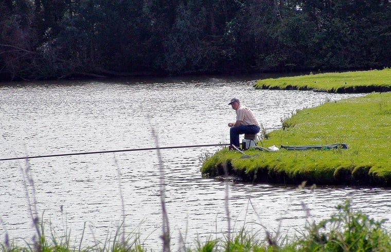Angeln in der Naehe von Haus in Drimmelen, Ferienhaus in Nordbrabant am Wasser.