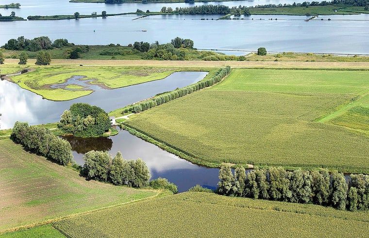 Luftaufnahme der gruenen Umgebung von Huisje in Drimmelen, Ferienhaus in Westbrabant.