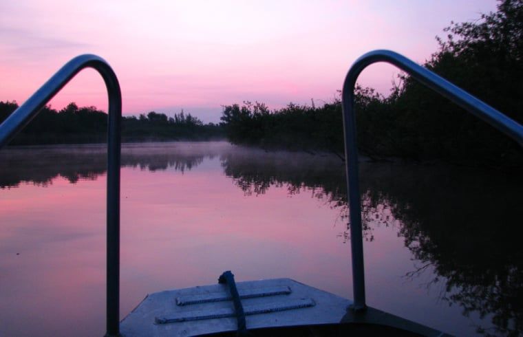 Sonnenaufgang vom Boot aus im Huisje in Drimmelen, einem Ferienhaus in Westbrabant mit ruhiger Atmosphaere.