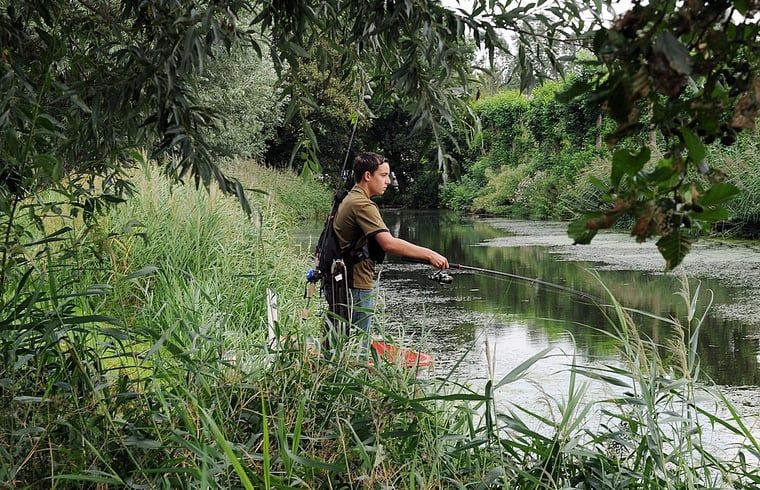 Angeln in der gruenen Umgebung von Haus in Drimmelen, Ferienhaus in Nordbrabant an einem Bach.