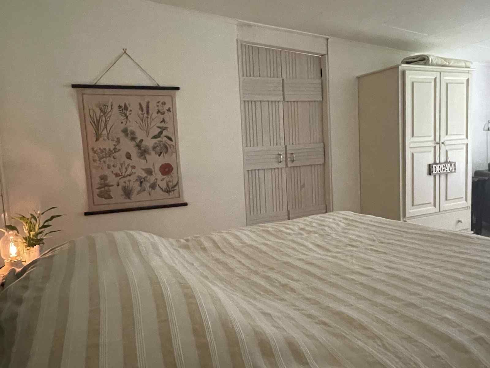 Comfortabele slaapkamer in vakantiehuis NB094, Molenschot, Noord Brabant, met rustgevend interieur.