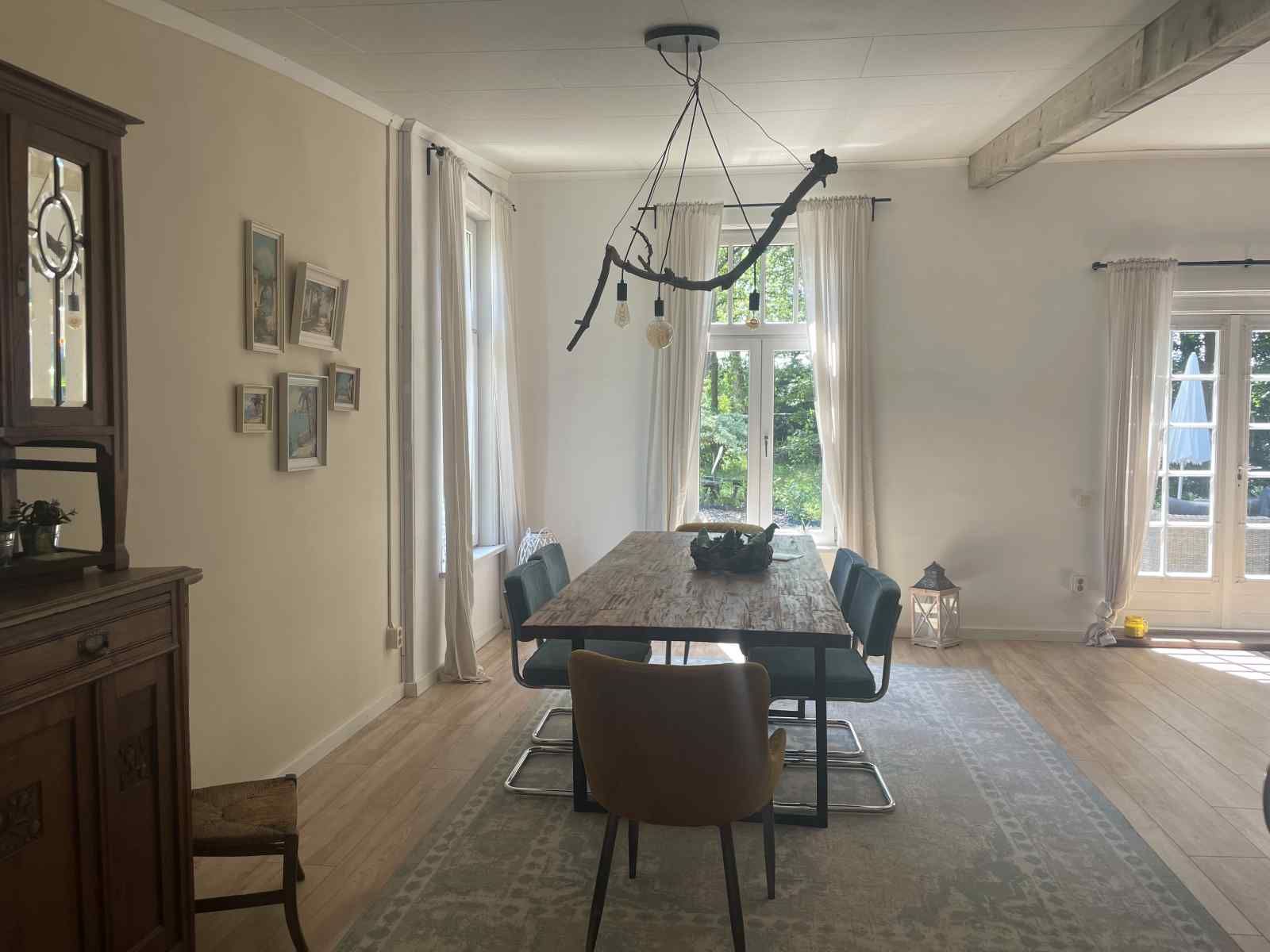 Eetkamer in NB094 vakantiehuis, Molenschot, met landelijke charme en uitzicht op de natuur.