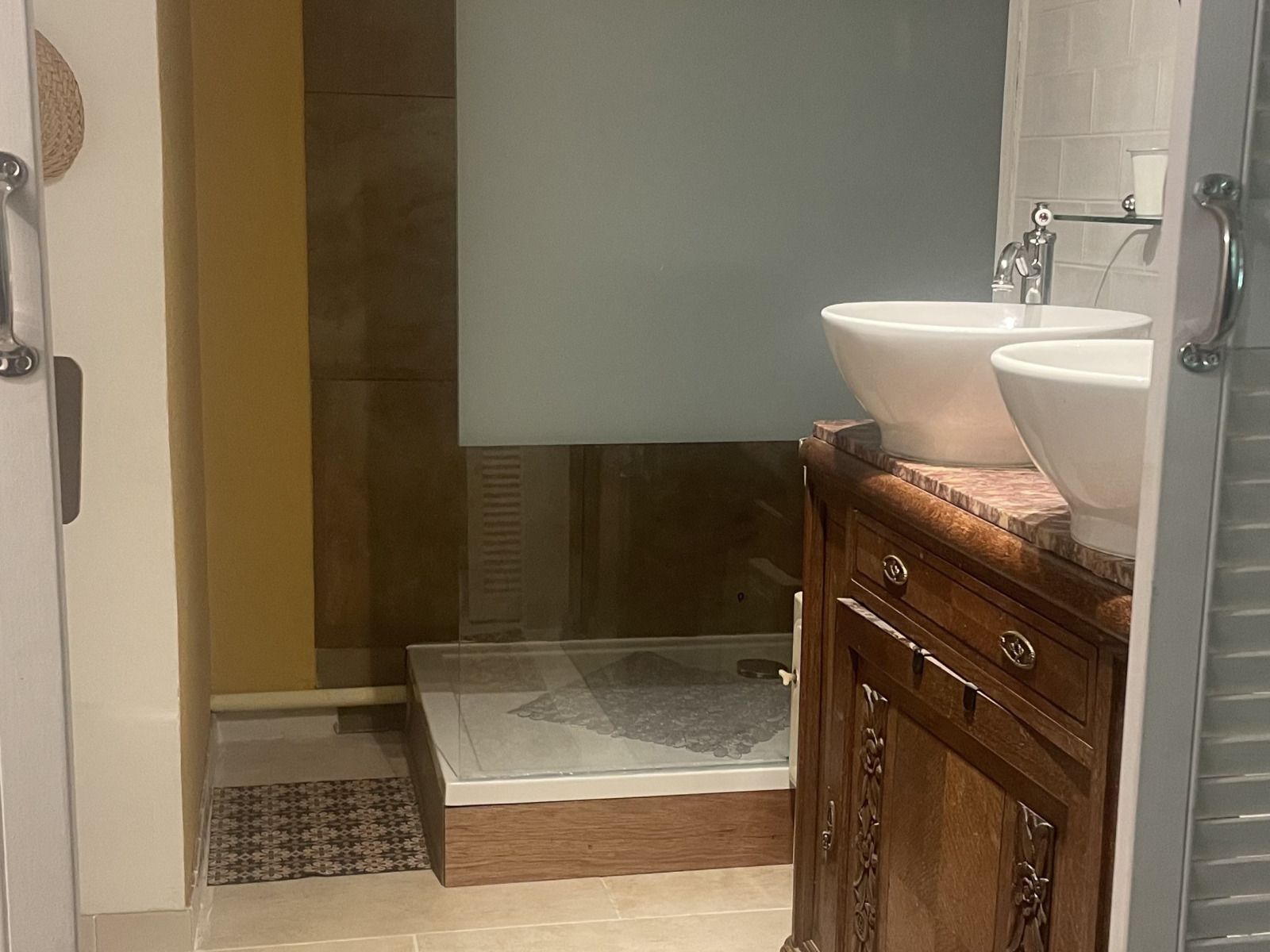 Zonnig terras van vakantiehuis NB094 in Molenschot, Noord Brabant, met comfortabele zitjes.