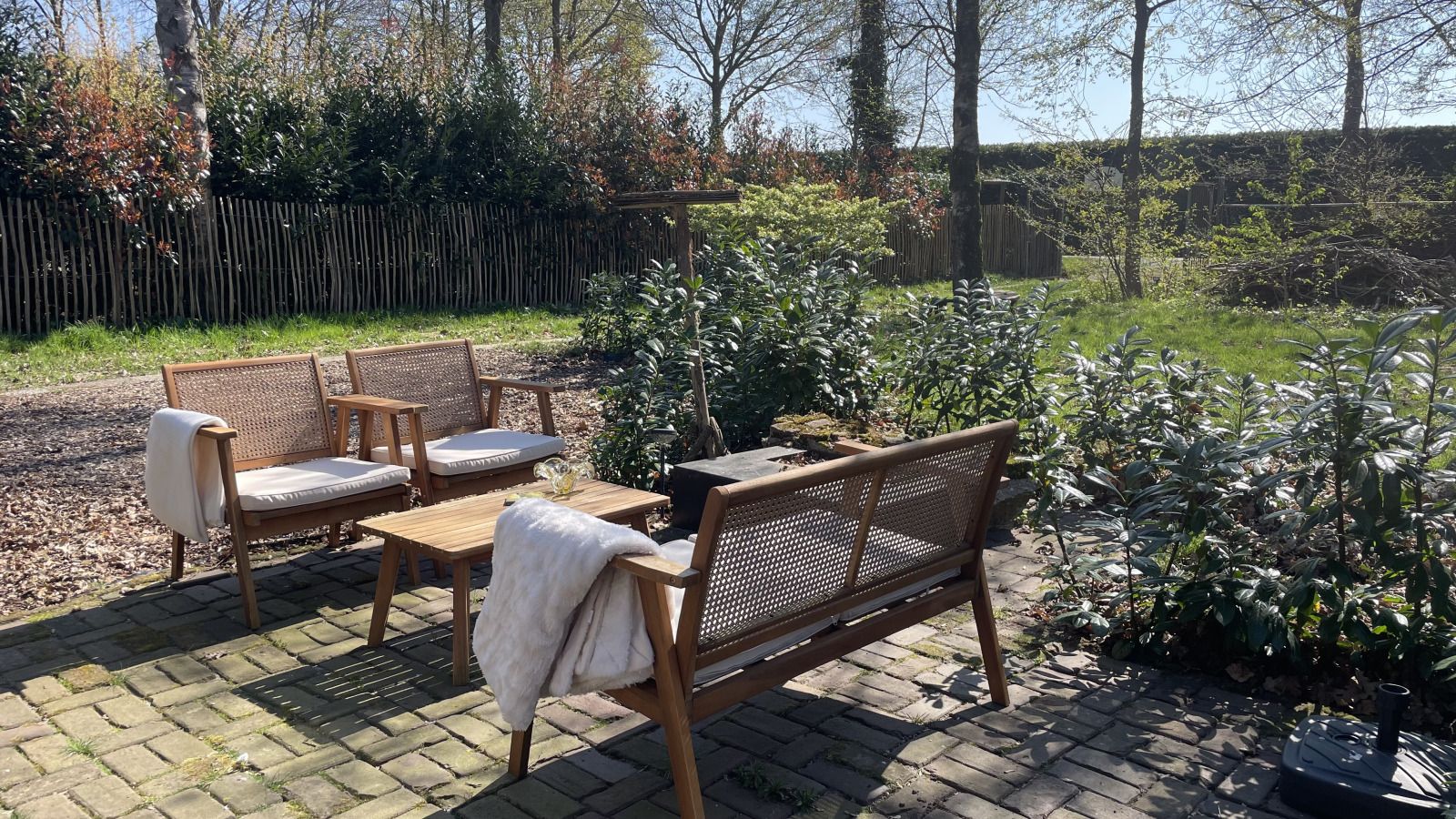 Gezellige zithoek in NB094 vakantiehuis, Molenschot, Noord Brabant, met planten en decoraties.