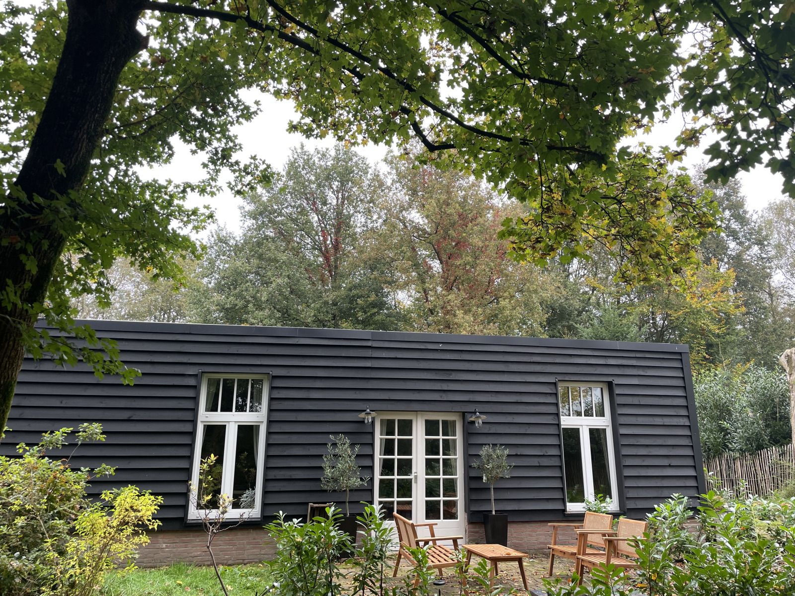 Uitzicht op het groene terras bij vakantiehuis NB094, Molenschot, Noord Brabant.