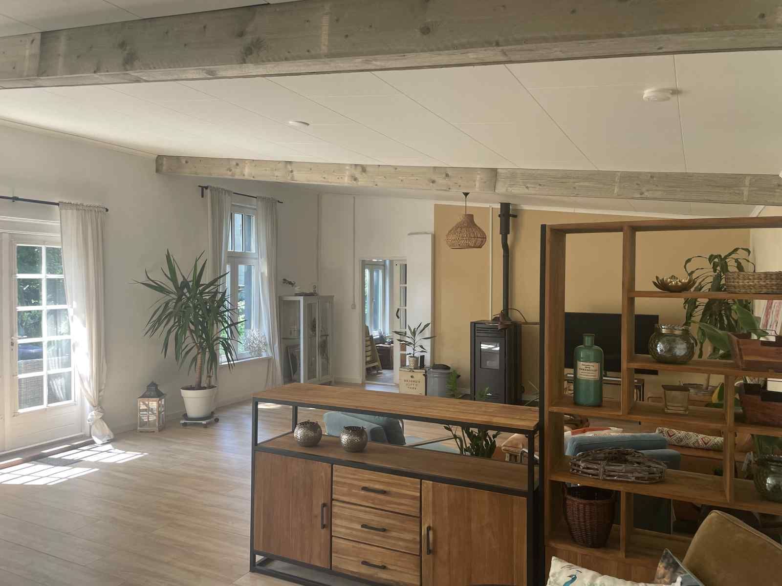 Sfeervolle slaapkamer met twee bedden in vakantiehuis NB094, Molenschot, Noord Brabant.