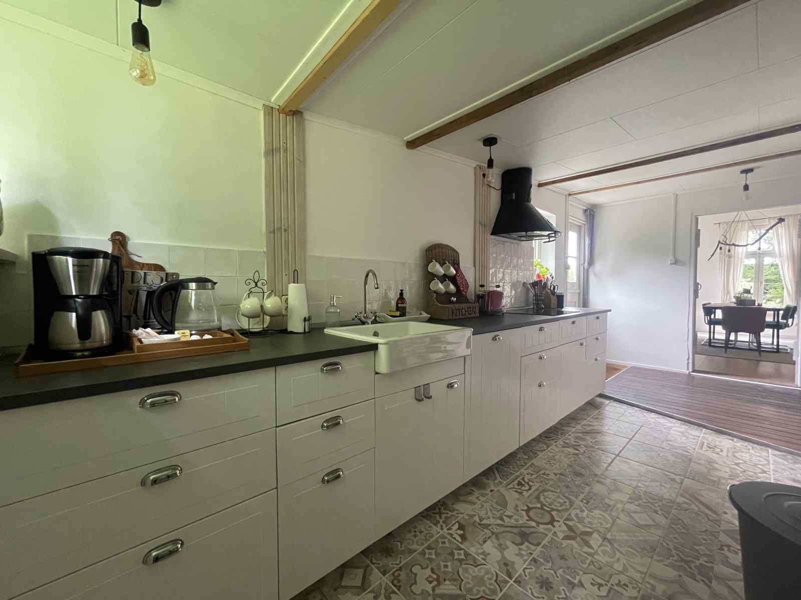 Keuken met moderne faciliteiten in vakantiehuis NB094, Molenschot, Noord Brabant.