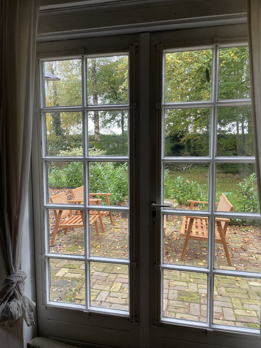 Antiek bureau in vakantiehuis NB094, Molenschot, Noord Brabant, met vintage uitstraling.