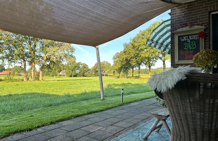 Terrasse von Cottage in Sprundel, einem Ferienhaus in Nordbrabant mit Blick auf die Landschaft.