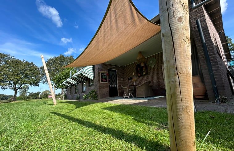 Schattige Veranda von Huisje in Sprundel, einem Ferienhaus im gruenen Westbrabant.