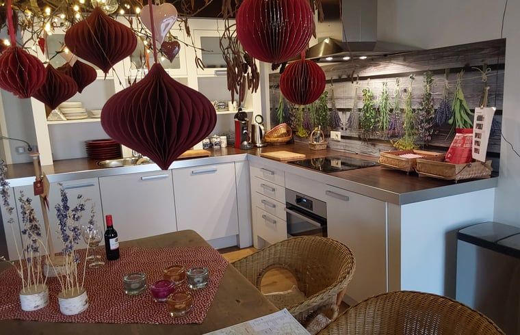 Herbstlaub am Eingang von Huisje in Sprundel, einem Ferienhaus in Westbrabant.