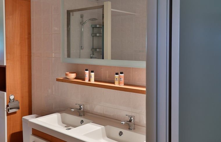 Hauptschlafzimmer des Huisje in Sprundel, ein Ferienhaus in Nordbrabant mit stilvollem Design.