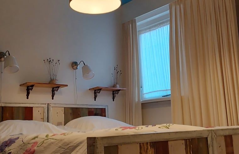 Zweites Schlafzimmer im Huisje in Sprundel, einem Ferienhaus in Westbrabant mit froehlicher Einrichtung.