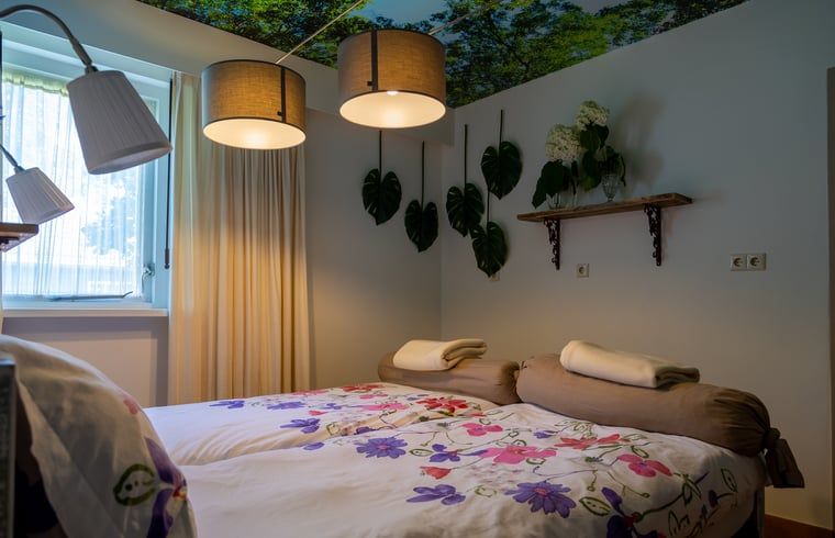 Badezimmer in Cottage in Sprundel, ein modern eingerichtetes Ferienhaus in Nordbrabant.