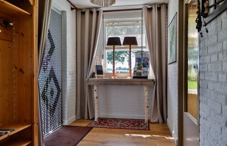 Badewanne im Cottage in Sprundel, einem Ferienhaus in Westbrabant mit entspannenden Einrichtungen.