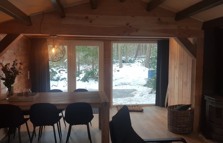 Cozy dining area in Cottage in Schijf, vacation home in West Brabant overlooking nature.