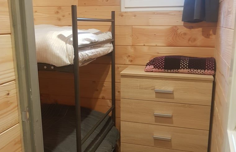 Bunk bed in child-friendly room of Huisje in Schijf, vacation home in North Brabant.