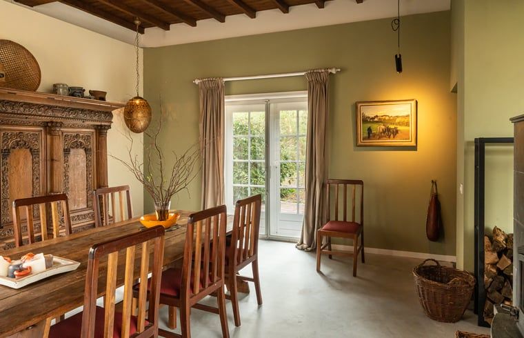 Stijlvolle eetkamer in Huisje in Putte, vakantiehuis in West Brabant, Noord Brabant.