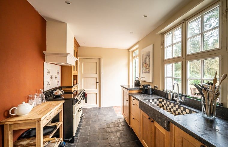 Keuken met landelijke uitstraling in Huisje in Putte, vakantiehuis in West Brabant, Noord Brabant.
