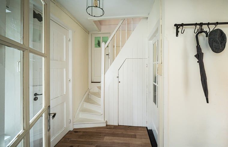 Entree met trap in Huisje in Putte, vakantiehuis in West Brabant, Noord Brabant.