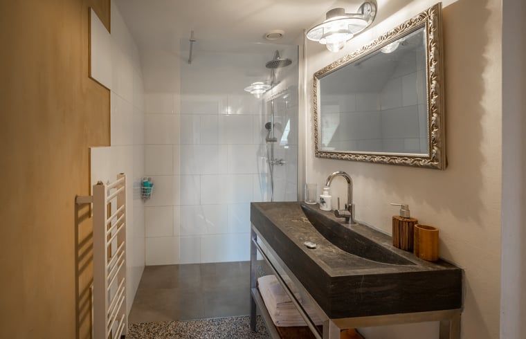 Moderne badkamer in Huisje in Putte, vakantiehuis in West Brabant, Noord Brabant.