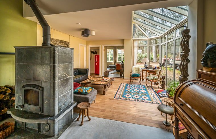 Ruime woonkamer met houtkachel in Huisje in Putte, vakantiehuis in West Brabant, Noord Brabant.